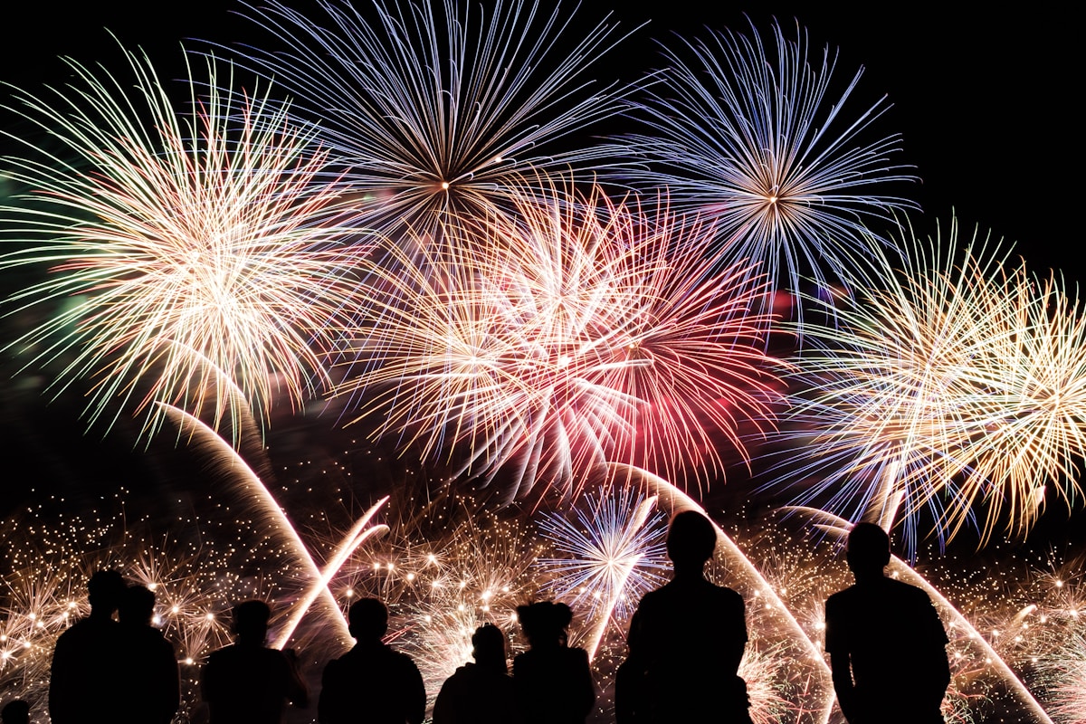 Mulțime privind spectacol pirotehnic mare - eveniment corporate