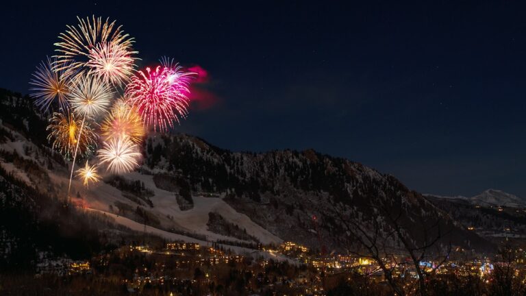 Foc de artificii peste oraș - spectacol pirotehnic de nuntă