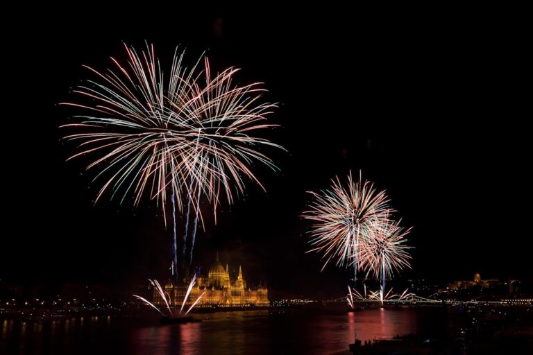 Artificii spectaculoase peste arhitectură - organizare spectacol pirotehnic