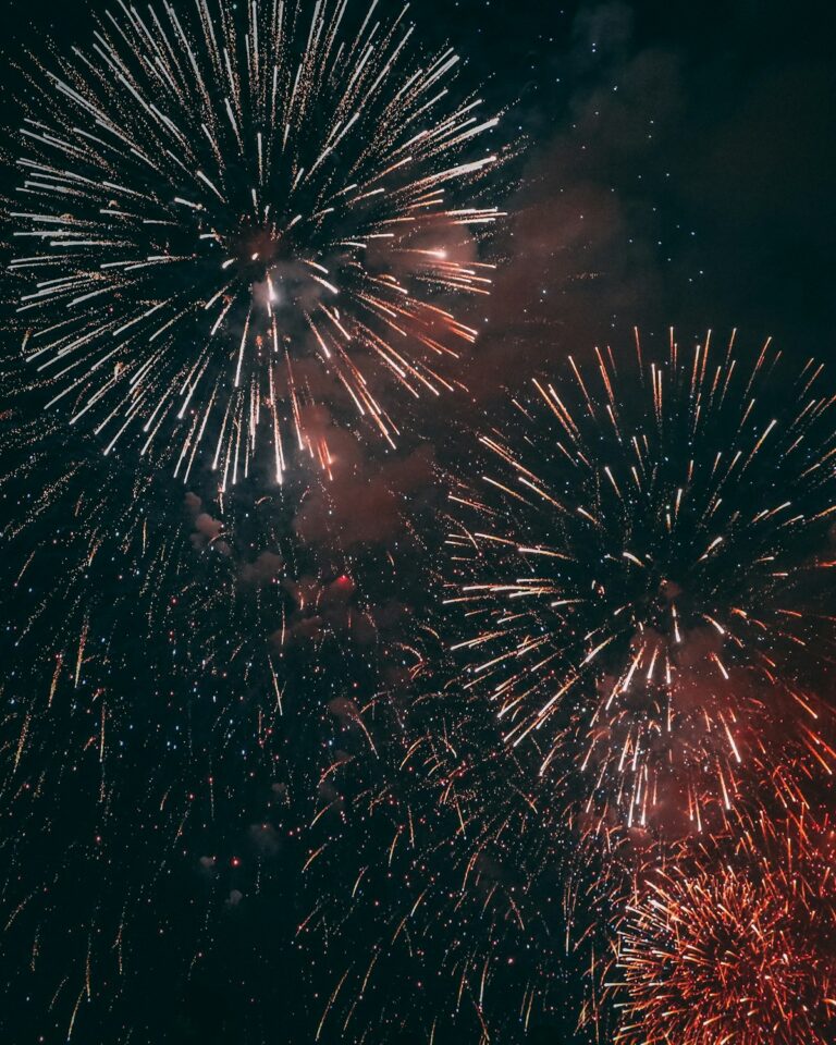 Mai multe explozii de artificii pe cer - închiriere spectacol pirotehnic